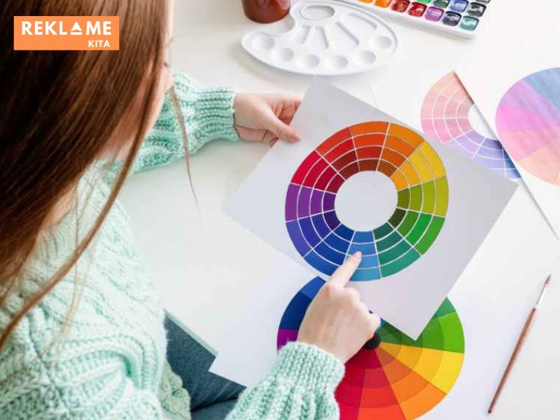 Dari menciptakan identitas merek yang kuat hingga memengaruhi keputusan pembelian, warna memainkan peran penting dalam bagaimana konsumen melihat dan merasakan merek Anda.