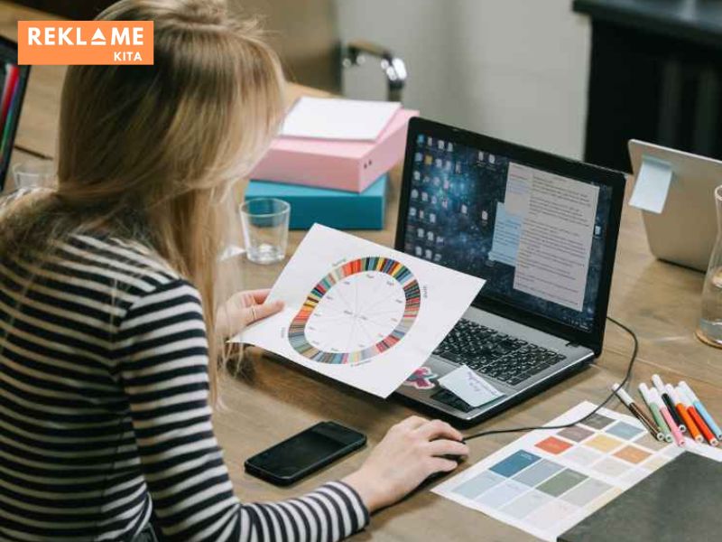 Kesalahan dalam memilih warna bisa memaksa perusahaan untuk melakukan rebranding, yang memakan waktu dan biaya yang tidak sedikit.