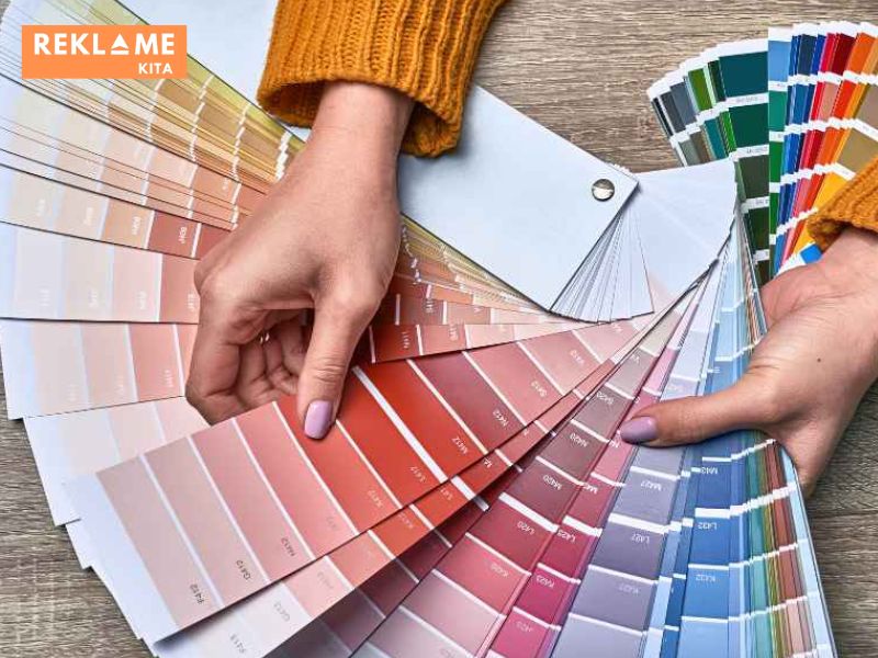 Dengan memahami psikologi warna, Anda dapat membuat pilihan yang tepat untuk meningkatkan daya tarik dan keberhasilan merek Anda.