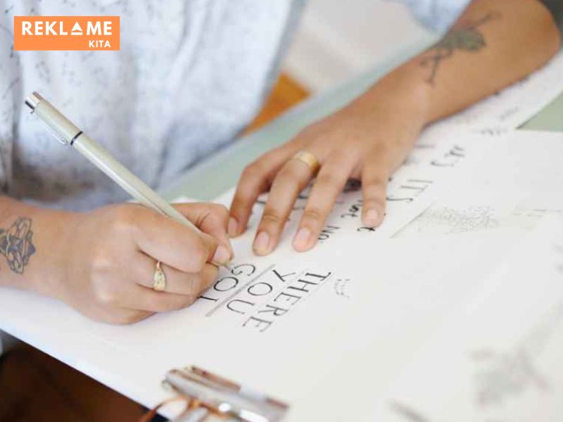 Pada strategi memilih font nomor 2, pemilihan font sangatlah penting untuk menciptakan kesan yang berbeda. Oleh karena itu akan lebih lengkap jika kami membahas mengenai 2 jenis font yang sering dipakai, yakni serif dan sans-serif.