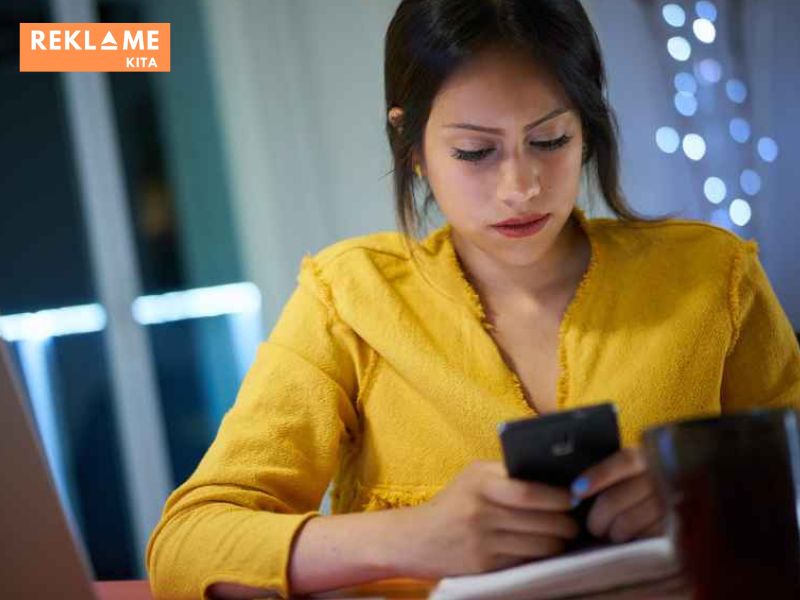 Diskon khusus adalah salah satu teknik closing chat WhatsApp yang paling klasik namun tetap efektif dalam meningkatkan konversi penjualan.