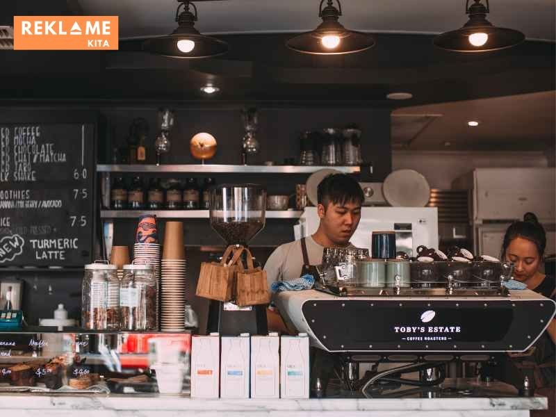 Di era digital ini, promosi dan marketing yang efektif sangatlah penting untuk menarik pelanggan. Manfaatkan media sosial, website, dan platform online lainnya untuk mempromosikan kedai kopi Anda.