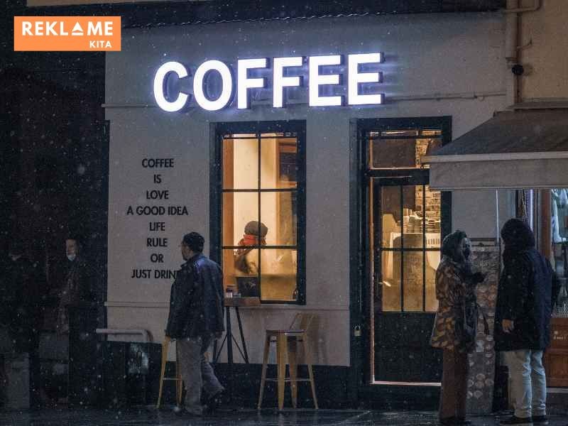 Artikel ini akan membahas 15 kesalahan umum kedai kopi yang sering dilakukan, sehingga mereka sepi pengunjung. Dengan mengetahui kesalahan-kesalahan ini, diharapkan para pemilik kedai kopi dapat menghindarinya dan meningkatkan peluang bisnis mereka untuk sukses.