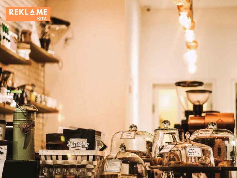 Yang perlu diingat, pelanggan tidak selalu mau membayar mahal hanya untuk mendapatkan kopi yang enak. Mereka juga akan mempertimbangkan faktor lain seperti layanan, suasana kedai kopi, dan brand image.