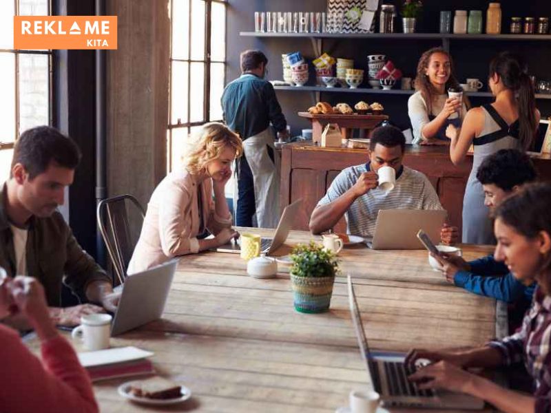 Bagi pecinta hewan peliharaan, kedai kopi yang ramah hewan peliharaan akan menjadi nilai tambah. Pastikan kedai kopi Anda memiliki area khusus untuk hewan peliharaan dan menyediakan air minum serta makanan ringan untuk hewan peliharaan.