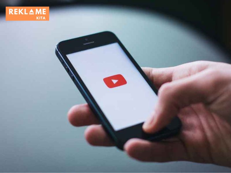 Gunakan YouTube Analytics untuk melacak performa video Anda dan melihat apa yang berhasil dan apa yang tidak. Gunakan data ini untuk mengoptimalkan YouTube. Misalkan video dengan topik rekomendasi memiliki rata-rata penonton yang tinggi, maka Anda bisa membuat video sejenis lebih banyak.