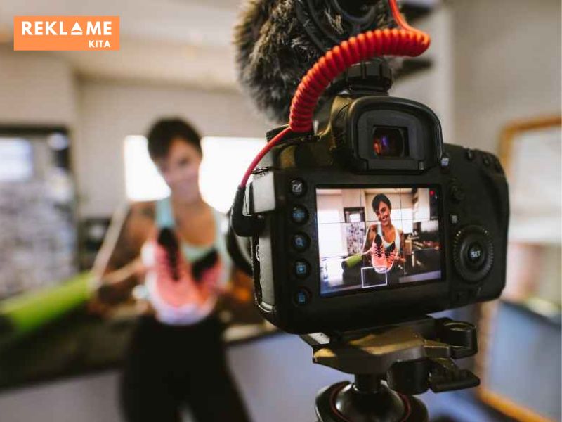 Banyak cara untuk menarik traffic secara digital, salah satunya adalah dengan mengoptimalkan YouTube. Platform yang satu ini merupakan salah satu alternatif dari mesin pencarian, mengingat banyak orang yang mencari informasi di sini.