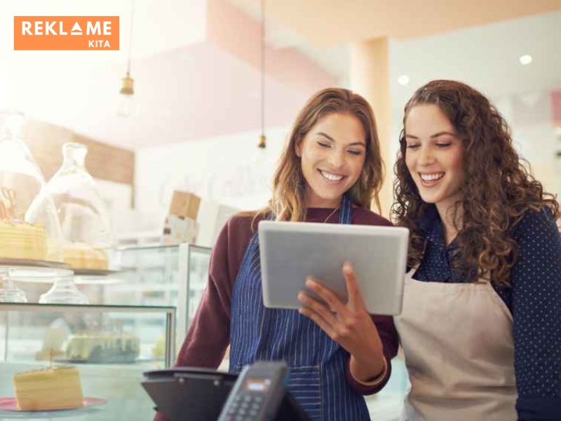 Salah satu cara efektif untuk membangun kepercayaan tersebut adalah dengan mendapatkan lebih banyak ulasan positif di Google Bisnisku.