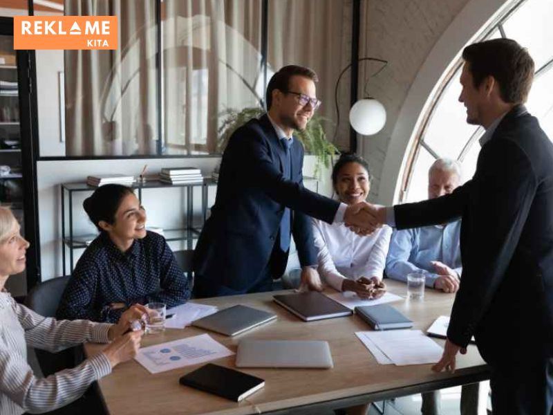 Ingatlah, karyawan yang loyal adalah aset berharga bagi perusahaan. Investasikan waktu dan usaha Anda untuk membangun loyalitas mereka, dan Anda akan menuai hasil yang berlipat ganda di masa depan.