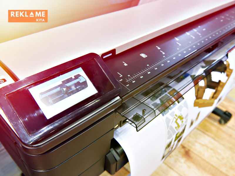 Jika Anda mencetak foto dengan kualitas tinggi, terutama untuk pameran atau portofolio, DPI 300 atau lebih diperlukan untuk menangkap semua detail dalam gambar.