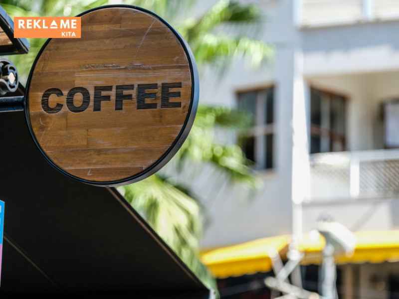 Lalu, kapan sebaiknya Anda melakukan maintenance shopsign? Tanda-tanda yang jelas seperti warna yang memudar, lampu yang tidak berfungsi dengan baik, atau kerusakan fisik adalah indikator bahwa shopsign Anda butuh perhatian segera.