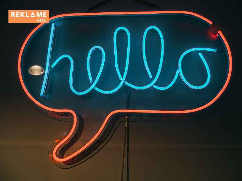 Kerusakan fisik seperti retakan, korosi, atau elemen yang hilang adalah tanda nyata bahwa neonbox Anda membutuhkan perbaikan. Kerusakan ini tidak hanya mengurangi keindahan visual neonbox, tetapi juga bisa menimbulkan kesan buruk tentang bisnis Anda.