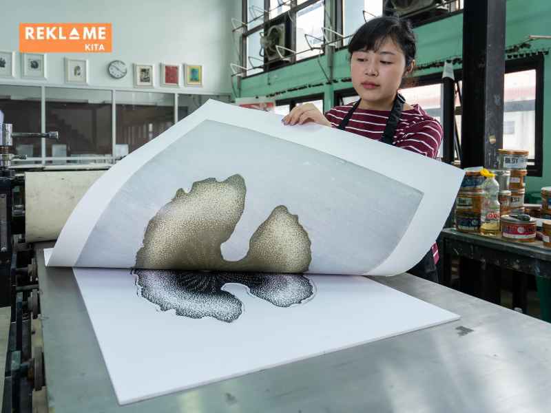 Finishing glossy paling efektif dalam situasi di mana Anda ingin menarik perhatian sebanyak mungkin, terutama dalam lingkungan yang terang atau penuh warna.