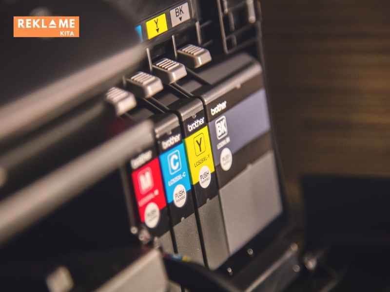 Langkah pertama dalam memilih DPI yang tepat adalah dengan menentukan tujuan cetak Anda. Apakah Anda mencetak brosur, poster, atau foto?