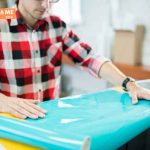 Dua opsi finishing yang sering dipertimbangkan adalah glossy dan matte. Keduanya menawarkan kelebihan dan kekurangan masing-masing yang dapat mempengaruhi bagaimana banner Anda terlihat dan berfungsi dalam berbagai kondisi.