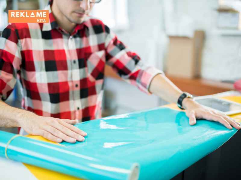 Dua opsi finishing yang sering dipertimbangkan adalah glossy dan matte. Keduanya menawarkan kelebihan dan kekurangan masing-masing yang dapat mempengaruhi bagaimana banner Anda terlihat dan berfungsi dalam berbagai kondisi. Simak perbedaan glossy dan matte selengkapnya.