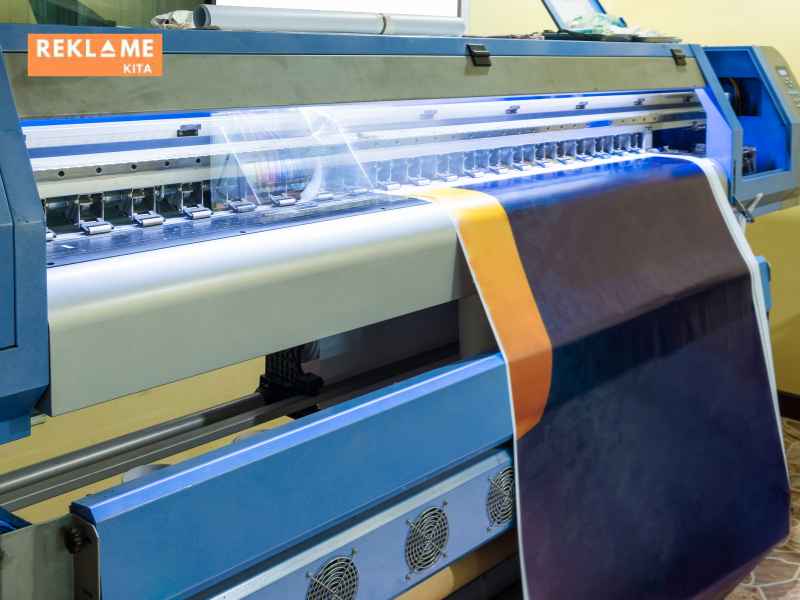 Gunakan heat gun, steamer tangan, atau pengering rambut untuk menghaluskan kerutan. Jika tidak ada panas alami, panas buatan dapat digunakan untuk membantu menghilangkan kerutan pada banner vinyl Anda.