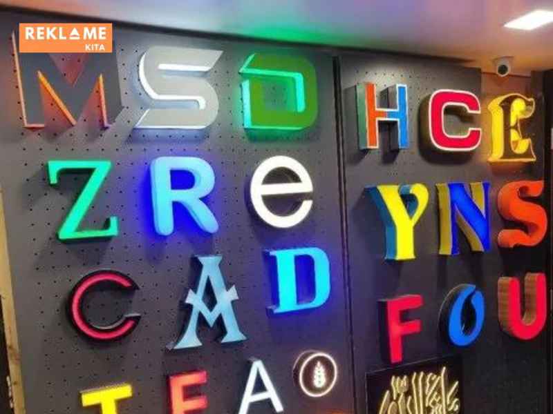 Pemilihan material letter sign harus disesuaikan dengan kebutuhan spesifik bisnis Anda. Pertimbangkan jenis bisnis dan target pasar Anda.