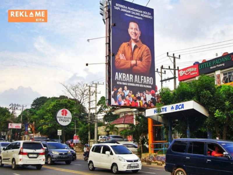 Baliho pilkada membutuhkan investasi yang tidak sedikit, mulai dari biaya produksi hingga pemasangan. Kandidat perlu mempertimbangkan dengan cermat apakah biaya ini sebanding dengan manfaat yang akan diperoleh.