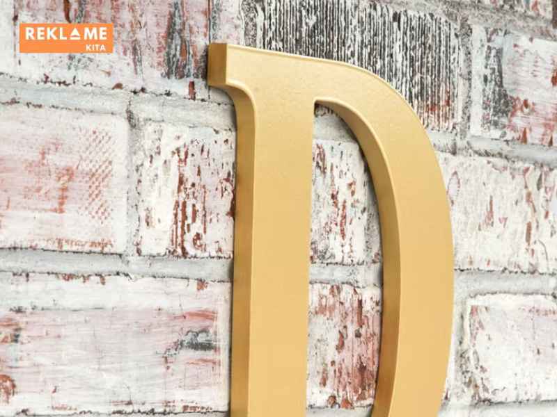 Memilih material letter sign yang tepat tidak hanya mempengaruhi tampilan visual, tetapi juga ketahanan dan biaya perawatan jangka panjangnya.