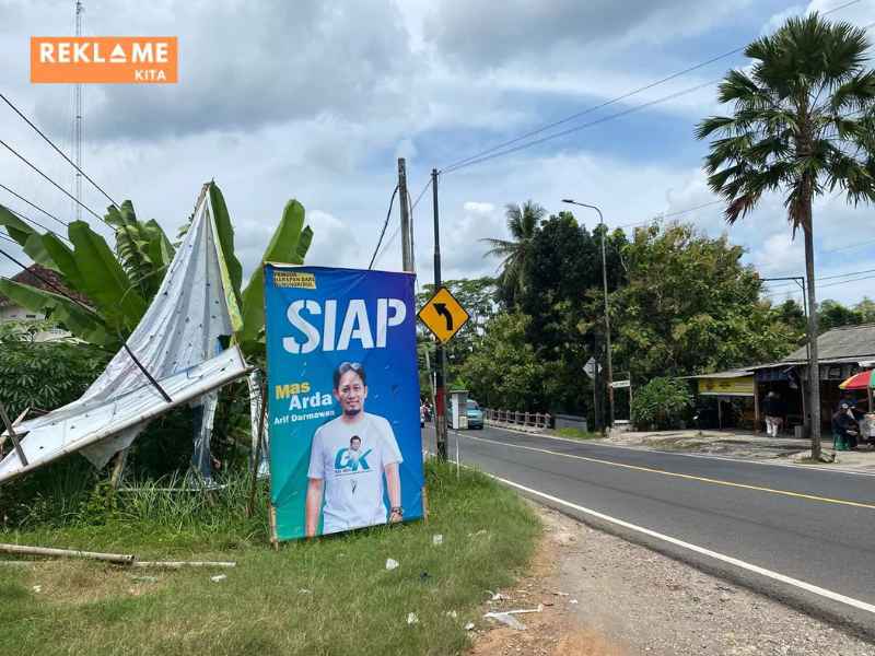 Tidak semua pemilih aktif di media sosial atau terpapar iklan online. Sehingga baliho pilkada tetap relevan untuk menjangkau segmen pemilih yang mungkin kurang terhubung dengan dunia digital, seperti penduduk di daerah pedesaan atau orang-orang yang lebih tua.