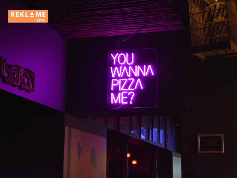 Warna adalah elemen penting dalam desain neon box.