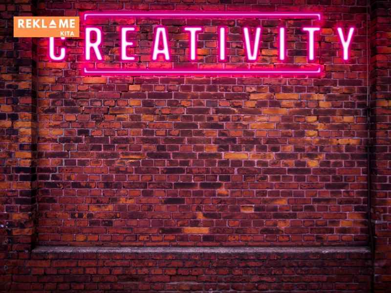Ukuran font yang terlalu kecil adalah kesalahan umum lainnya dalam desain neon box.