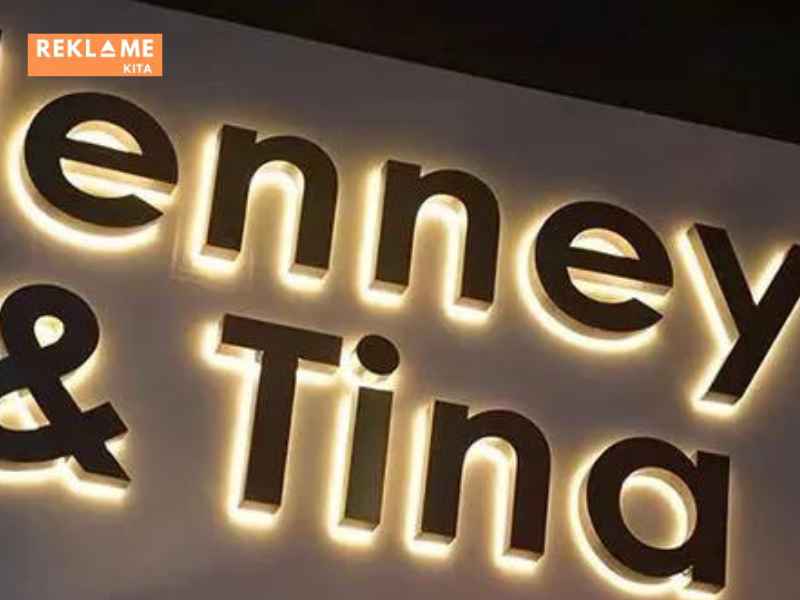 Letter Sign LED memungkinkan bisnis untuk menciptakan signage yang tidak hanya efisien, tetapi juga sangat menarik secara visual.