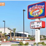 Pylon Sign adalah jenis signage yang biasanya ditempatkan pada tiang tinggi, sehingga mudah terlihat dari jarak jauh.