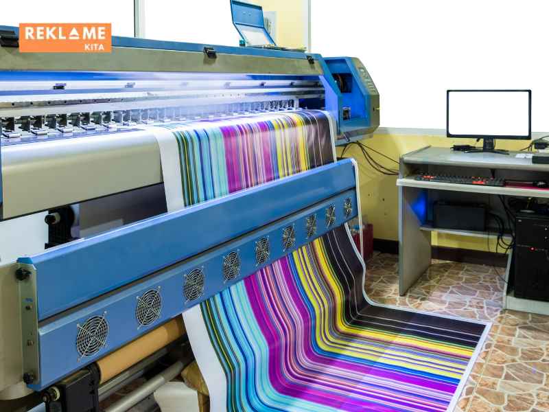 Bahan banner yang tepat tidak hanya membuat banner Anda terlihat menarik, tetapi juga memastikan bahwa banner tersebut bertahan lama.