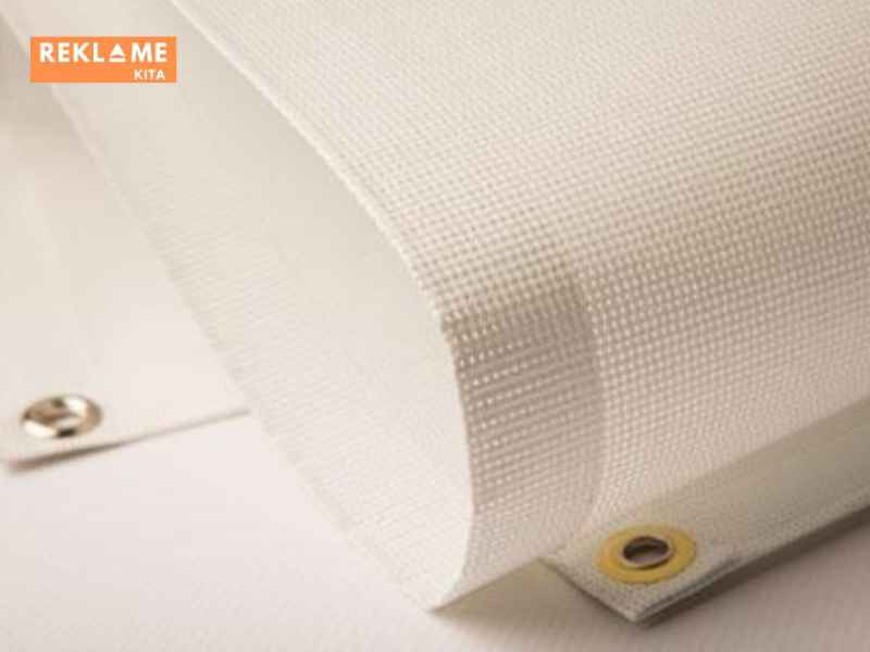 Pikirkan di mana banner akan dipasang dan sesuaikan desain serta ukuran dengan kondisi lingkungan sekitar.