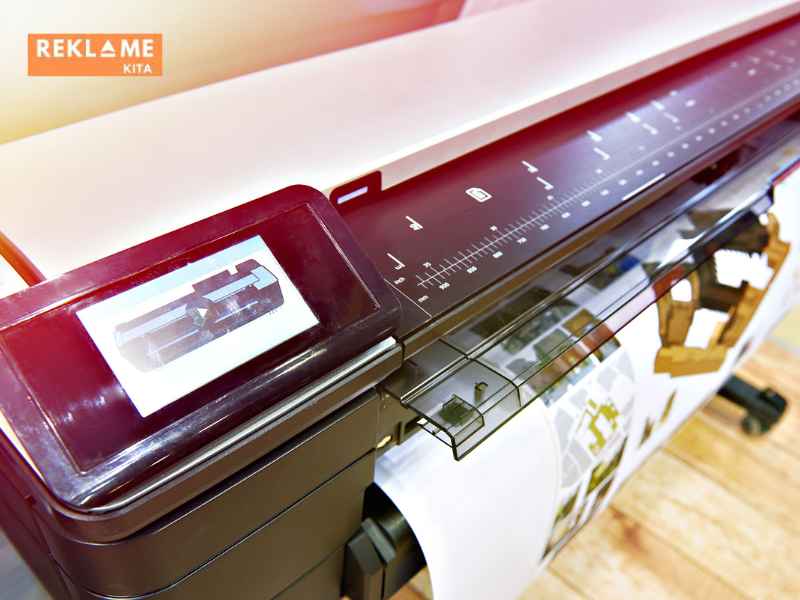 Selain memilih bahan banner yang berkualitas, ukuran banner juga memainkan peran penting dalam efektivitas promosi.