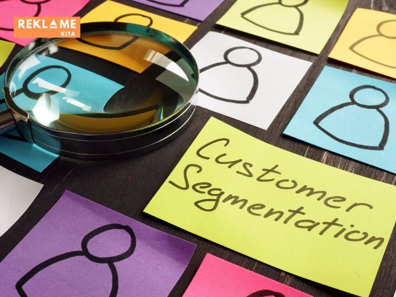 Pernahkah Anda bertanya-tanya bagaimana sebuah merek tahu persis siapa yang harus dijangkau dan bagaimana caranya membuat produk mereka terasa relevan bagi konsumen? Jawabannya ada pada konsep STP: Segmentasi, Targeting, dan Positioning.