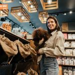 Dengan menerapkan contoh branding visual untuk petshop seperti logo bertema lokal, desain interior yang Instagramable, dan media sosial estetik, Anda dapat menciptakan identitas bisnis yang kuat sekaligus menarik pelanggan lebih banyak.