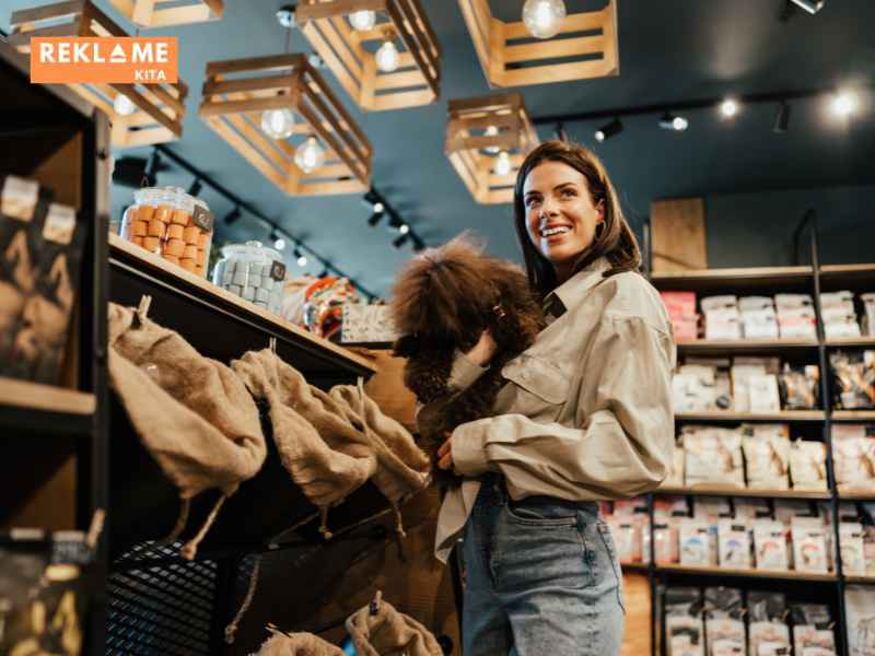 Dengan menerapkan contoh branding visual untuk petshop seperti logo bertema lokal, desain interior yang Instagramable, dan media sosial estetik, Anda dapat menciptakan identitas bisnis yang kuat sekaligus menarik pelanggan lebih banyak.
