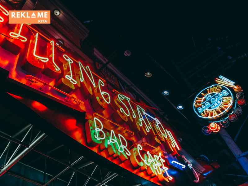 Dalam dunia bisnis cafe yang semakin kompetitif, memiliki neon box untuk cafe yang menarik dan sesuai dengan tema adalah investasi yang sangat penting.