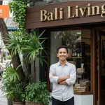 Owner UMKM di Bali berdiri di depan toko dengan huruf timbul sebagai identitas branding bisnis yang profesional.