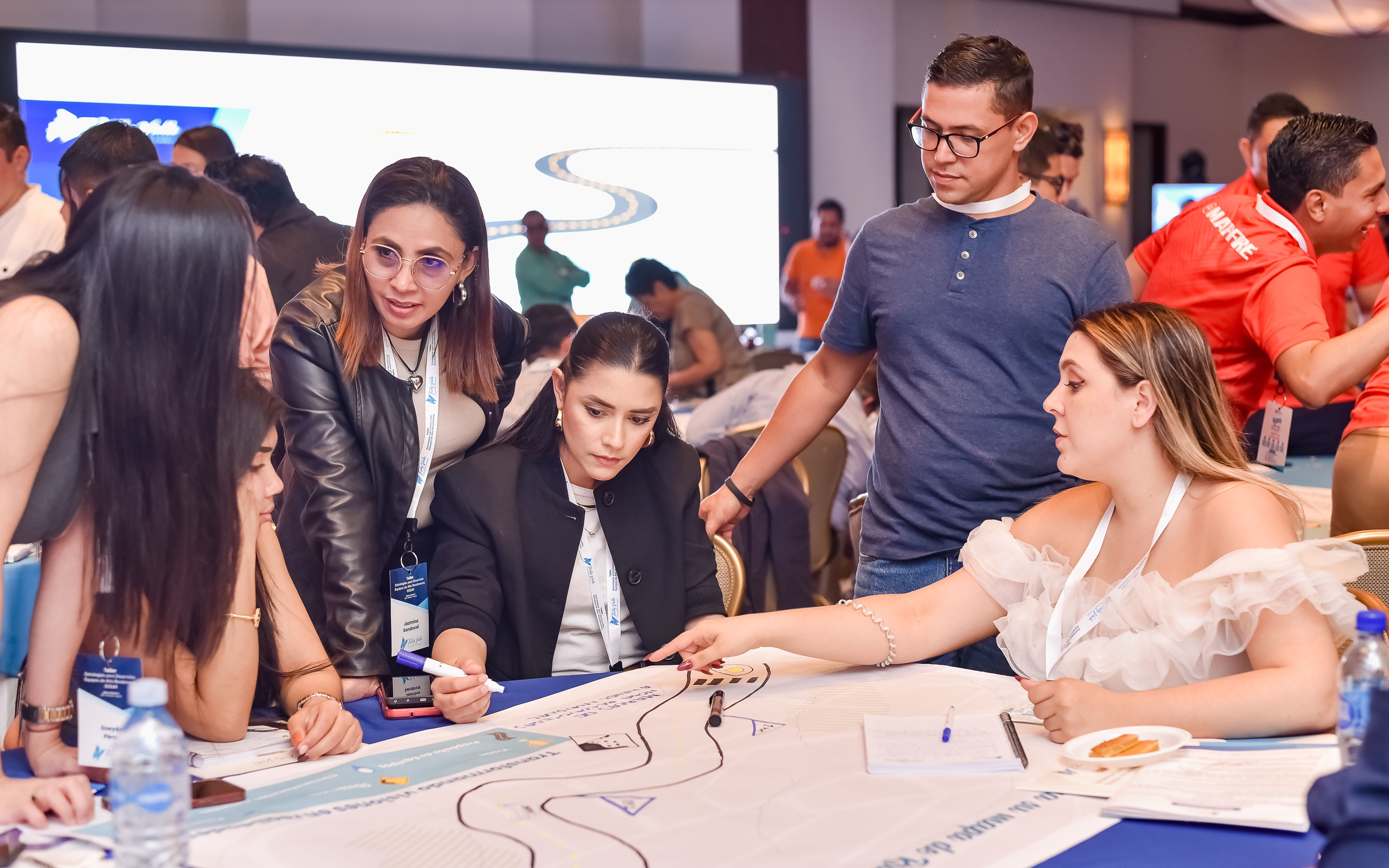 Líderes trabajando con enfoque estratégico
