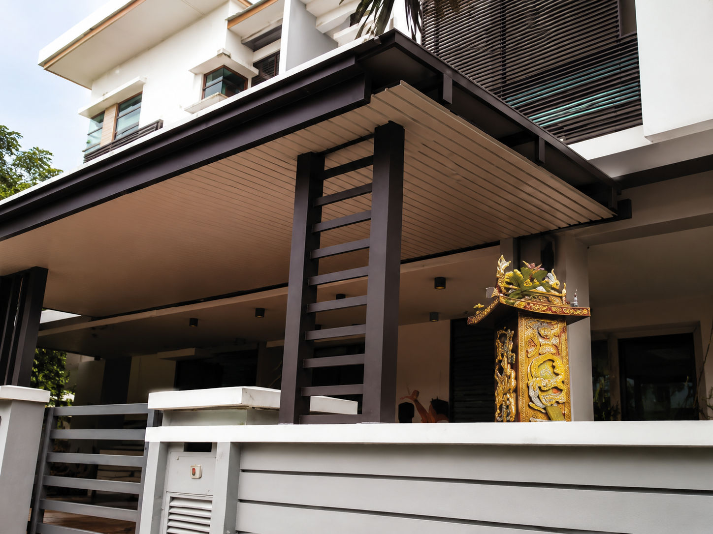 Thickened pergola with ladder-style support pillar and woodgrain strip ceiling