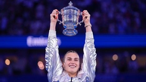 aryna sabalenka is holding the trophy by winning over amanda anisimova