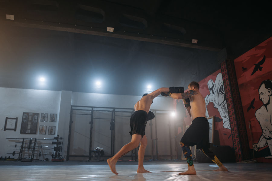 mma fight between two people 