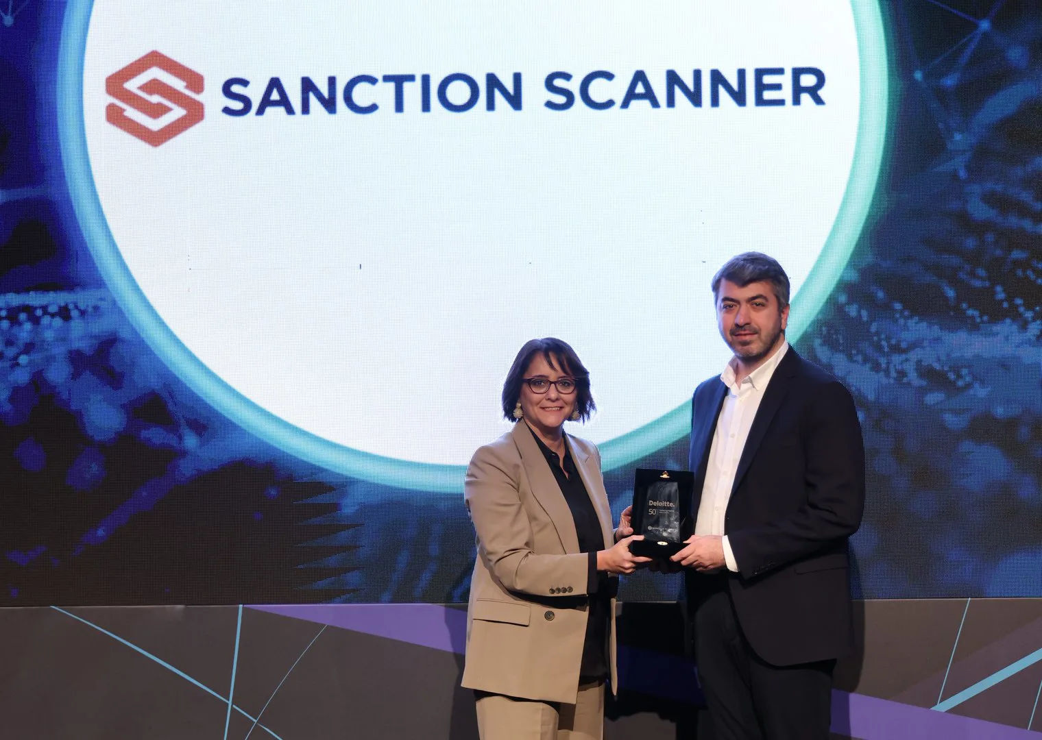 Fatih Coşkun receiving the Deloitte Technology Fast 50 T&uuml;rkiye 2024 award on stage