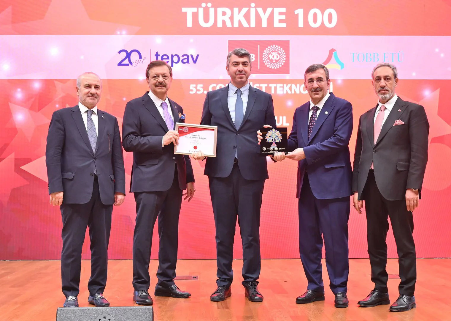 Complead receiving the TOBB T&uuml;rkiye 100 award from Vice President Cevdet Yılmaz and TOBB President M. Rifat Hisarcıklıoğlu