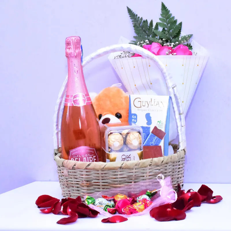 Belaire Luxe Rose and pink flowers gift pack liquor - Drinks Vine in Kenya