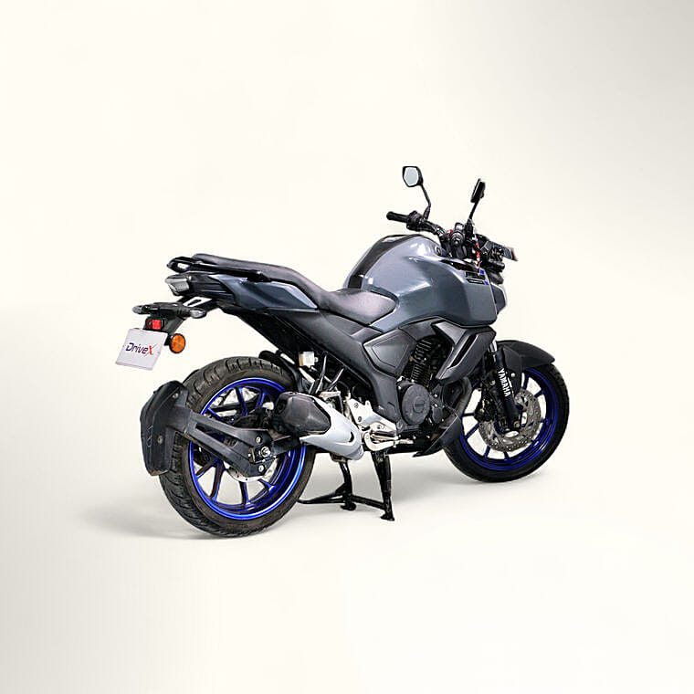 Yamaha FZS FI V4 Deluxe