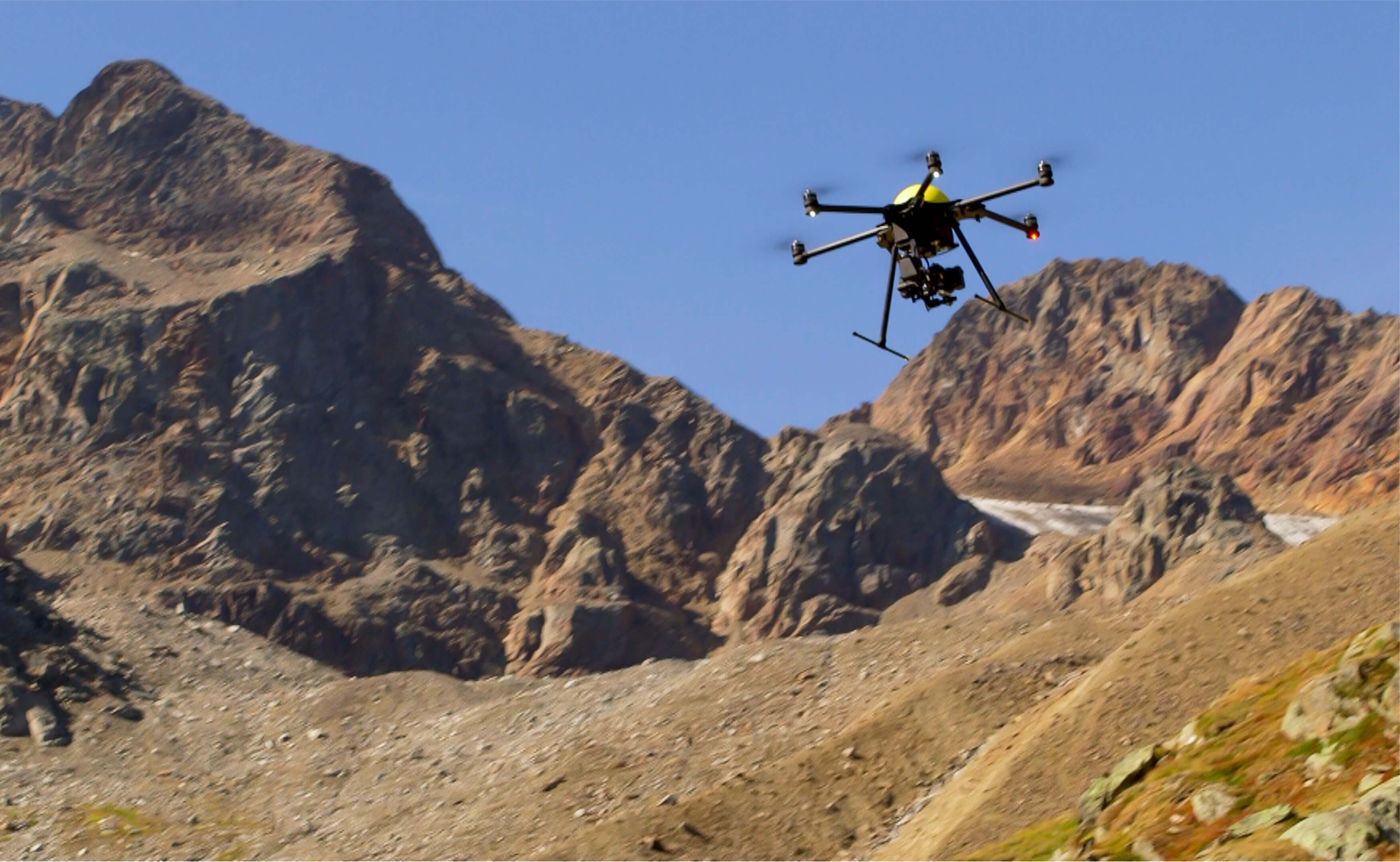Drone in volo per ricerca persone e operazioni di soccorso