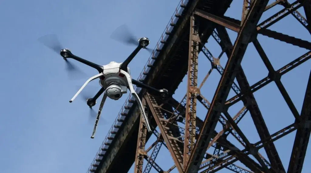 Ispezione di ponti con drone professionale