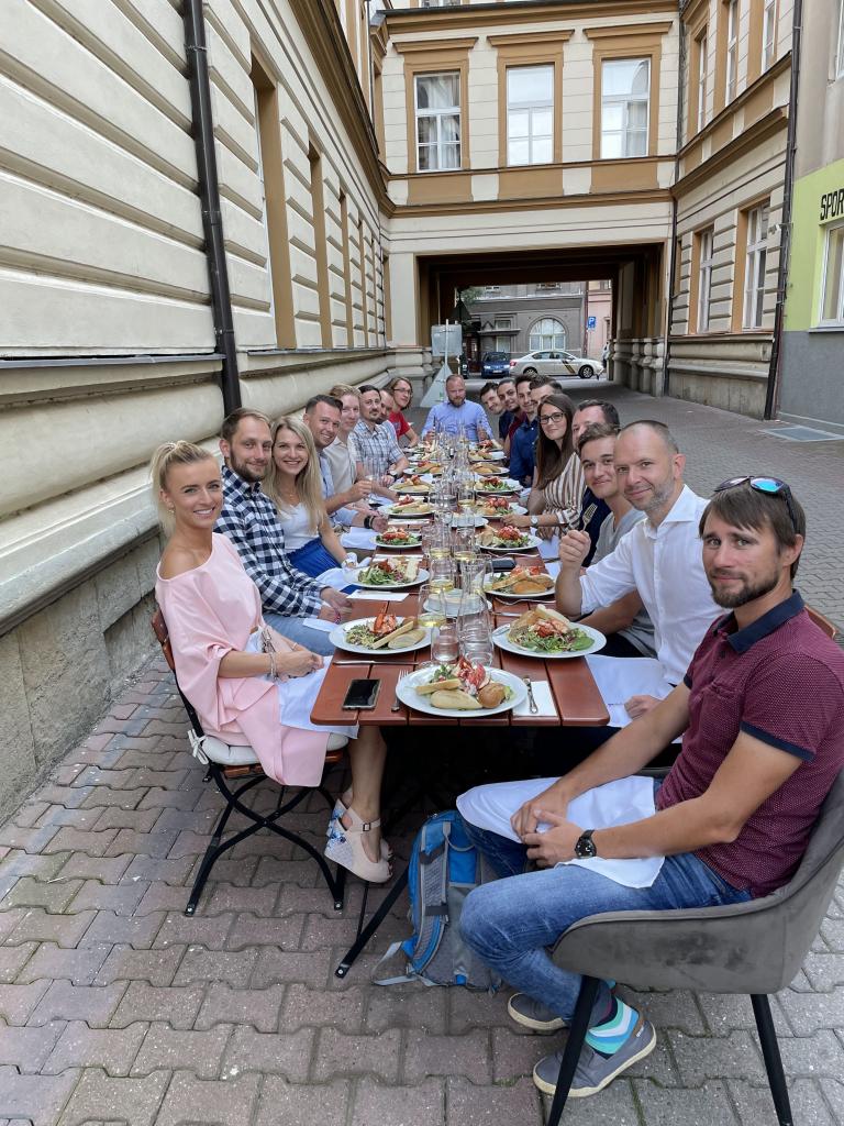 <p>Restaurace pana Kohoutka hned za rohem. A do 5 minut mekáč, čína a dalších 10 dobrých hospod.</p>