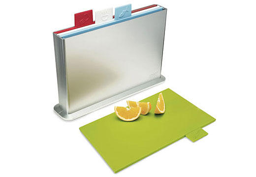 A cute, colour-coded chopping board for different kinds of food