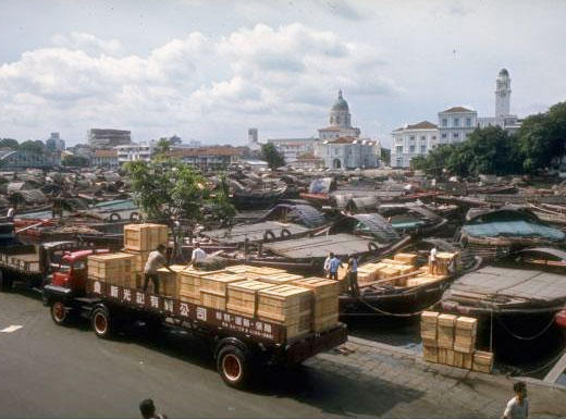 A picture of what is Queen Elizabeth Walk in Singapore when it was still a bustling, disorganized port of call (Taken in July 1970 by Carl Mydans for LIFE)